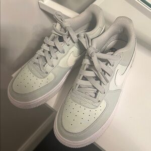 Unisex Air Force one size 3Y kept in very good condition